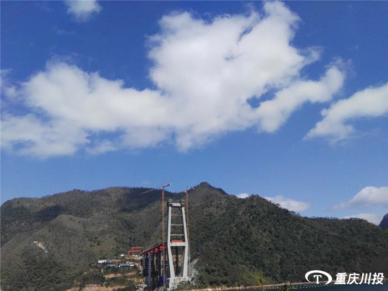 藍天白云下的紅水河與塔機